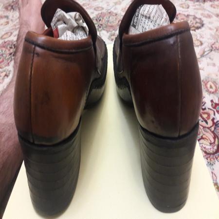 یک جفت کفش دست دوز قدیمی ساخت 1352 و نو