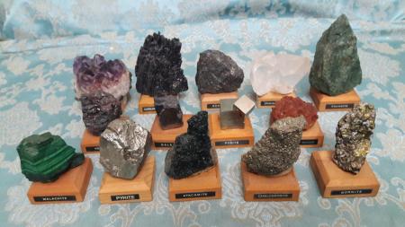 مجموعه نفیس از کانیهای معدنی معروف و قیمتی