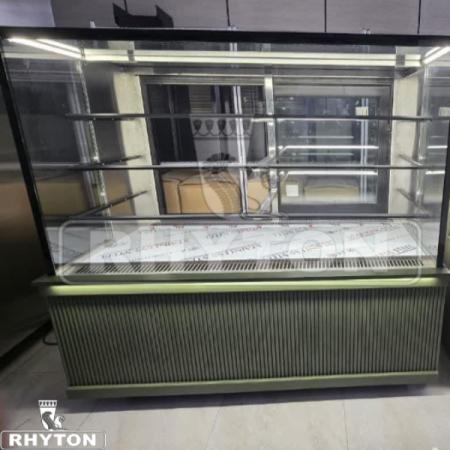 یخچال وویترین قنادی(ریتون شاپ)جایی که شیرینی ها.خودشون انتخاب روفریادمی زنن،ساده،شیک